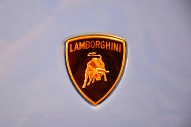 Pasay, PH - 30 Kasım 2017 'de Pasay, Filipinler' de Manila Oto Salon araba fuarında Lamborghini süper araba amblemi. 