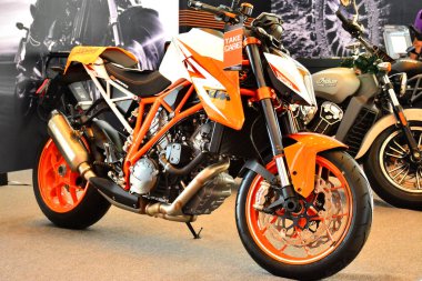 Pasay, PH - APR 1 - KTM süper dük motosikleti Manila Uluslararası Otomobil Fuarı 'nda 1 Nisan 2017, Pasay, Filipinler.