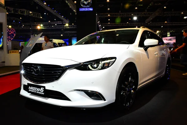 Pasay, PH - APR 1 - 1 Nisan 2017 'de Filipinler' de Manila Uluslararası Otomobil Fuarı 'nda Mazda 6 vagonu.