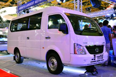 Pasay, PH - APR 1 - 1 Nisan 2017 tarihinde Filipinler 'in Pasay kentinde Manila Uluslararası Otomobil Fuarı' nda Tata super ace minibüsü.