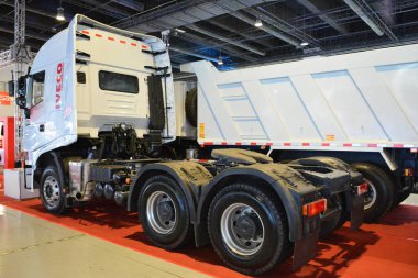 Pasay, PH - 26 Temmuz - Iveco Genlvon c100 430 traktör kamyonu Philauto Show 'da 26 Temmuz 2019 Pasay, Filipinler.