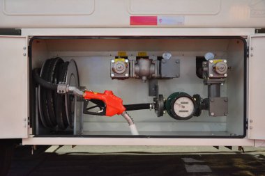 Pasay, PH - 26 Temmuz - Philauto Show 'da 26 Temmuz 2019' da Filipinler 'deki Howo yakıt deposu gösterici kamyoneti.