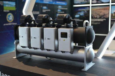 Pasay, PH - 26 Temmuz - Midea Grubu, 26 Temmuz 2019 'da Filipinler' deki Philauto Show 'da düşen film merkezkaç soğutucusu.