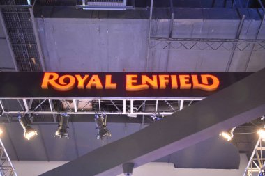 Pasay, PH - 16 Haziran - Royal Enfield motosiklet tabelası Makina Moto Show 'da 16 Haziran 2019 Pasay, Filipinler.