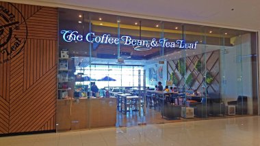 QUEZON CITY, PH - 6 Nisan - The Coffee Bean and Tea Leaf cephe Ayala Mall Cloverleaf 6 Nisan 2018, Quezon City, Filipinler.