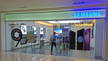 QUEZON ŞEHRİ, PH - 6 Nisan 2018 'de Ayala Mall Cloverleaf, Filipinler' de Samsung mağaza cephesi.