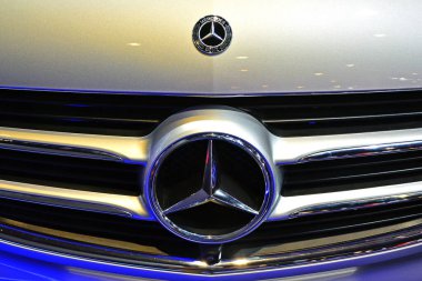 Pasay, PH - 7 Nisan - Mercedes Benz AMG GLA 45 amblemi 7 Nisan 2018 tarihinde Pasay, Filipinler 'de Manila Uluslararası Otomobil Fuarı' nda.