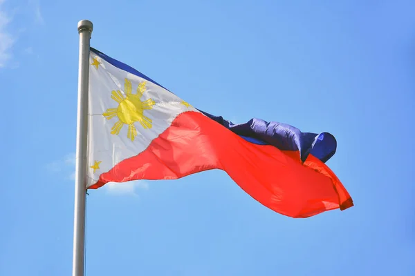 Pasay Apr 2018年4月7日にフィリピンのパサイで国旗が掲揚されました フィリピンの旗は水平方向の旗の色で ロイヤルブルー ホワイトトライアングルの等価バンドがあります — ストック写真