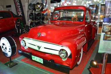PASIG, PH - 5 Mayıs - Ford F100 5 Mayıs 2019 tarihinde Pasig, Filipinler 'deki Hot Import Nights araba fuarından alınmıştır..