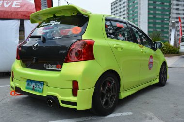 Pasay, PH - 26 Mayıs - Toyota yaris Toyota karnavalı 26 Mayıs 2019 Pasay, Filipinler.