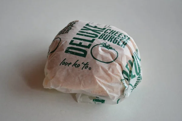 Quezon City Apr Dalam Bahasa Inggris Burger Keju Mcdonalds Deluxe — Stok Foto