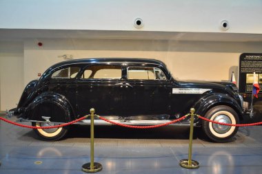 Quezon Şehri, PH-APR. 28: 1937 Chrysler Havayolları Özel İmparatorluk CW Başkan Manuel L. Quezon tarafından 28 Nisan 2019 tarihinde Quezon, Filipinler 'deki Başkanlık Araba Müzesi' nde kullanılmıştır..