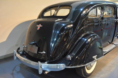 Quezon Şehri, PH-APR. 28: 1937 Chrysler Havayolları Özel İmparatorluk CW Başkan Manuel L. Quezon tarafından 28 Nisan 2019 tarihinde Quezon, Filipinler 'deki Başkanlık Araba Müzesi' nde kullanılmıştır..