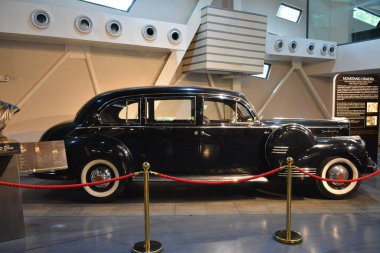 Quezon Şehri, PH-APR. 28 - 1941 Packard 180 Başkan Jose P. Laurel ve Başkan Sergio Osmea tarafından 28 Nisan 2019 tarihinde Quezon City, Filipinler 'de Başkanlık Araba Müzesi' nde sergilendi..