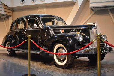 Quezon Şehri, PH-APR. 28 - 1941 Packard 180 Başkan Jose P. Laurel ve Başkan Sergio Osmea tarafından 28 Nisan 2019 tarihinde Quezon City, Filipinler 'de Başkanlık Araba Müzesi' nde sergilendi..