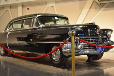 Quezon Şehri, PH-APR. 28: 1955 Cadillac Serisi 75-23 Başkan Ramon Magsaysay tarafından 28 Nisan 2019 tarihinde Quezon City, Filipinler 'de Başkanlık Araba Müzesi' nde sergilendi..