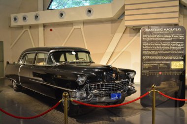 Quezon Şehri, PH-APR. 28: 1955 Cadillac Serisi 75-23 Başkan Ramon Magsaysay tarafından 28 Nisan 2019 tarihinde Quezon City, Filipinler 'de Başkanlık Araba Müzesi' nde sergilendi..