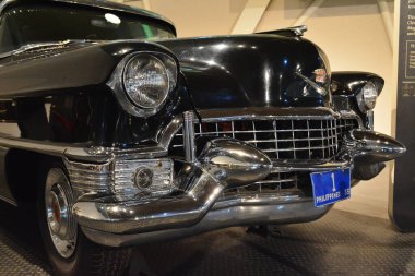 Quezon Şehri, PH-APR. 28: 1955 Cadillac Serisi 75-23 Başkan Ramon Magsaysay tarafından 28 Nisan 2019 tarihinde Quezon City, Filipinler 'de Başkanlık Araba Müzesi' nde sergilendi..
