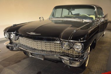 Quezon Şehri, PH-APR. 28: 1959 Cadillac de Ville Başkan Diosdado Macapagal tarafından 28 Nisan 2019 tarihinde Quezon City, Filipinler 'de Başkanlık Araba Müzesi' nde kullanıldı..