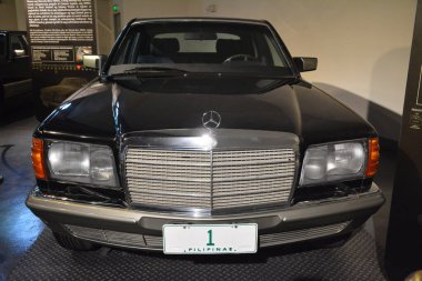 Quezon Şehri, PH-APR. 28: Mercedes Benz 500 SEL Başkan Corazon Aquino tarafından 28 Nisan 2019 tarihinde Quezon City, Filipinler 'de Başkanlık Araba Müzesi' nde kullanılmıştır..