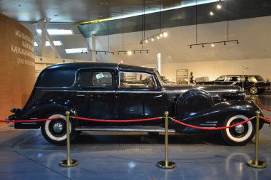 Quezon Şehri, PH-APR. 28: 1934 Cadillac V16 Dönüştürülebilir Araba Cabriolet General Douglas MacArthur tarafından 28 Nisan 2019 tarihinde Quezon City, Filipinler 'de Başkanlık Araba Müzesi' nde sergilenmektedir..