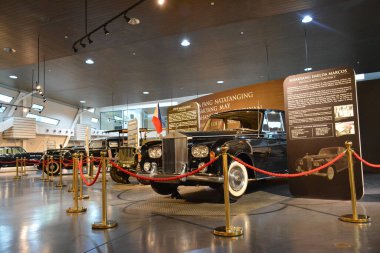 Quezon Şehri, PH-APR. 28: 1960 Rolls Royce Phantom V sahibi Imelda Marcos 28 Nisan 2019 tarihinde Quezon City, Filipinler 'de Başkanlık Araba Müzesi' nde sergilenmektedir..