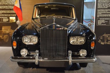 Quezon Şehri, PH-APR. 28: 1960 Rolls Royce Phantom V sahibi Imelda Marcos 28 Nisan 2019 tarihinde Quezon City, Filipinler 'de Başkanlık Araba Müzesi' nde sergilenmektedir..