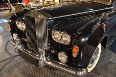Quezon Şehri, PH-APR. 28: 1960 Rolls Royce Phantom V sahibi Imelda Marcos 28 Nisan 2019 tarihinde Quezon City, Filipinler 'de Başkanlık Araba Müzesi' nde sergilenmektedir..