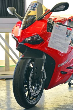 PASIG, PH - 13 Mayıs - Ducati motosikleti 13 Mayıs 2018 tarihinde Pasig, Filipinler 'de Hot Import Nights araba fuarında.