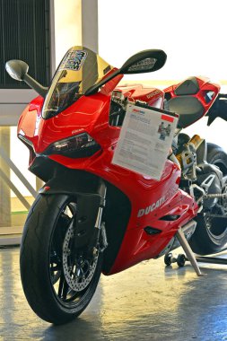 PASIG, PH - 13 Mayıs - Ducati motosikleti 13 Mayıs 2018 tarihinde Pasig, Filipinler 'de Hot Import Nights araba fuarında.