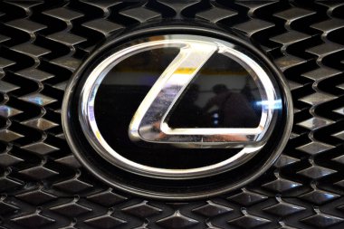 PASIG, PH - 13 Mayıs - Lexus araba amblemi 13 Mayıs 2018 tarihinde Pasig, Filipinler 'de Hot Import Nights araba fuarında.