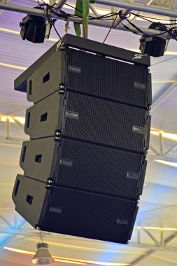 PASIG, PH - 13 Mayıs - Büyük hoparlör 13 Mayıs 2018 'de Pasig, Filipinler' de Hot Import Nights araba fuarında asılı duruyor.