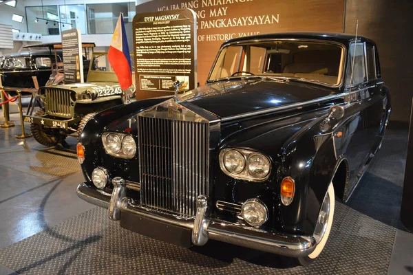 Quezon City Apr 1960年4月28日 フィリピンのケソン市にある大統領博物館で Imelda Marcosが所有するロールスロイスファントムVが展示されます — ストック写真