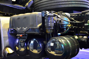 Pasay, PH - 15 Temmuz - Philauto otobüs ve kamyon fuarında erkek traktör motoru 14 Temmuz 2020, Pasay, Filipinler.