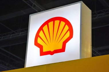 Pasay, PH - 15 Temmuz - Filipinler 'de 14 Temmuz 2020 tarihinde Philauto otobüs ve kamyon fuarında deniz kabuğu yağı tabelası.