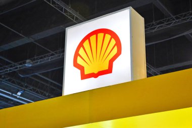 Pasay, PH - 15 Temmuz - Filipinler 'de 14 Temmuz 2020 tarihinde Philauto otobüs ve kamyon fuarında deniz kabuğu yağı tabelası.