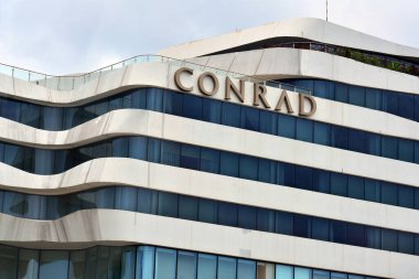 15 Temmuz 2018 'de Pasay, Filipinler' de Conrad Otel cephesi. Conrad markası Hilton Oteller Grubu tarafından yönetilen bir otel..