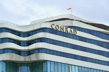 15 Temmuz 2018 'de Pasay, Filipinler' de Conrad Otel cephesi. Conrad markası Hilton Oteller Grubu tarafından yönetilen bir otel..