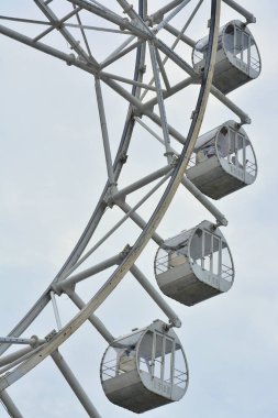 Pasay, PH - 15 Temmuz - Asya alışveriş merkezi (MOA) 15 Temmuz 2018 tarihinde Pasay, Filipinler 'de dönme dolap. Asya 'nın Mall of Asia (MOA) gözü, Filipinler' de bulunan dönen dönme dolabın yukarısından bir görüntüdür..