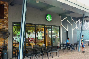 15 Temmuz 2018 'de Pasay, Filipinler' deki Shoemart (SM) körfezinde Starbucks kahve dükkanı cephesi. Starbucks markası ABD merkezli bir kahve dükkanı..