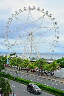 Pasay, PH - 15 Temmuz - Asya alışveriş merkezi (MOA) 15 Temmuz 2018 tarihinde Pasay, Filipinler 'de dönme dolap. Asya 'nın Mall of Asia (MOA) gözü, Filipinler' de bulunan dönen dönme dolabın yukarısından bir görüntüdür..