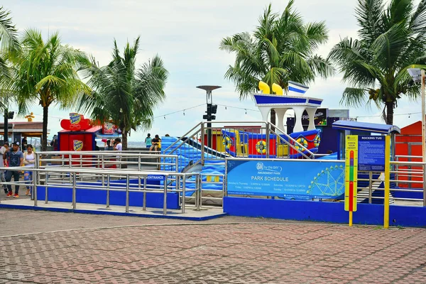 Pasay July 2018年7月15日在菲律宾帕萨伊湾室外游乐园旁的摇摆式拖轮 — 图库照片