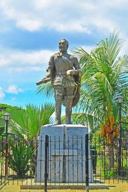 CEBU, PH - 17 Haziran - Miguel Lopez de Legazpi heykeli 17 Haziran 2017 tarihinde San Pedro Kalesi 'nde, Cebu, Filipinler' de. Fort San Pedro İspanyol komutan Miguel Lopez de Legazpi tarafından inşa edilmiş bir askeri savunma yapısıdır..