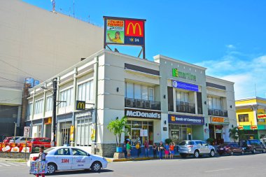 CEBU, PH - 17 Haziran - McDonalds 17 Haziran 2017 'de Cebu, Filipinler' de cephe inşaatı.