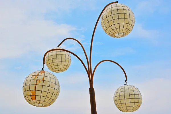 菲律宾巴丹加斯的球状海滩灯柱 — 图库照片