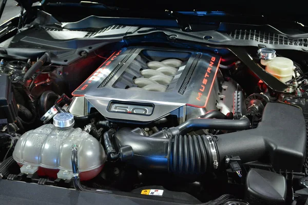 リサール 2月11日 フィリピンのリサール州タイタイで2019年2月11日に開催されたEast Auto Moto Showでフォードマスタングのモーターエンジン — ストック写真