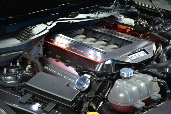 リサール 2月11日 フィリピンのリサール州タイタイで2019年2月11日に開催されたEast Auto Moto Showでフォードマスタングのモーターエンジン — ストック写真