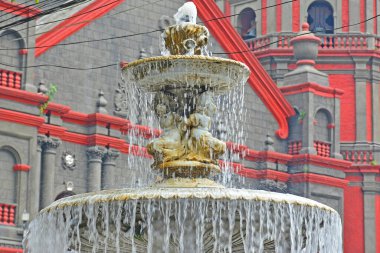 MANILA, PH - OCT 7 - Plaza Lorenzo Ruiz çeşmesi 7 Ekim 2017, Manila, Filipinler.