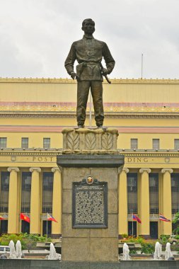 MANILA, PH-OCT 7 - Andres Bonifacio heykeli 7 Ekim 2017 tarihinde Manila, Filipinler 'de Manila Merkez Postanesi' nde. Manila Merkez Postane, Filipin Posta Teşkilatı 'nın merkez ofisidir..