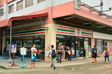 MANILA, PH - OCT 7 - 7 Eleven elverişli mağaza cephesi 7 Ekim 2017 tarihinde Manila, Filipinler.
